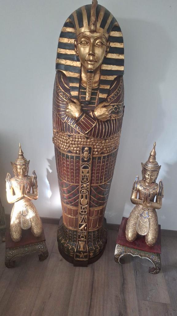 Sarcofaag met bewakers en bijpassende kastje, Huis en Inrichting, Woonaccessoires | Boeddhabeelden, Zo goed als nieuw, Ophalen of Verzenden