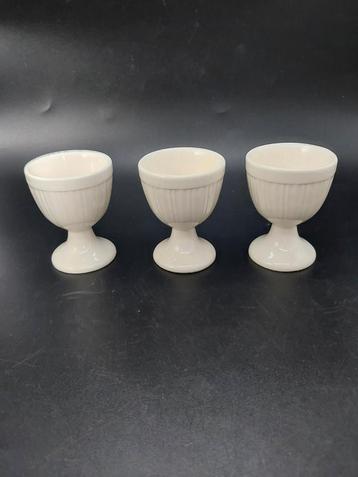 3 crèmekleurige eierdopjes met  ribbelmotief beschikbaar voor biedingen
