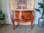 Deze klassieke commode, ladenkast, wandconsole