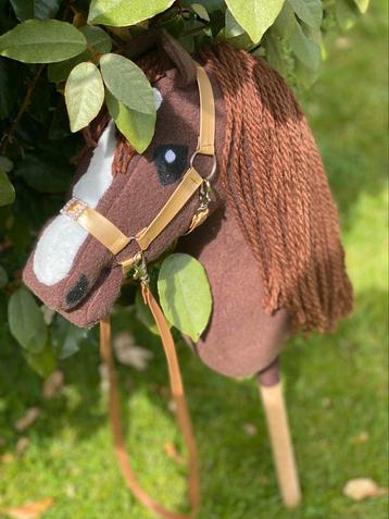 Prachtig bruin hobbyhorse met halster en touw inbegrepen. 