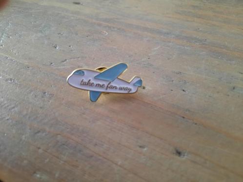 1 mooie vliegtuig pin met tekst Take Me Fan Way te koop, Verzamelen, Speldjes, Pins en Buttons, Nieuw, Speldje of Pin, Overige onderwerpen