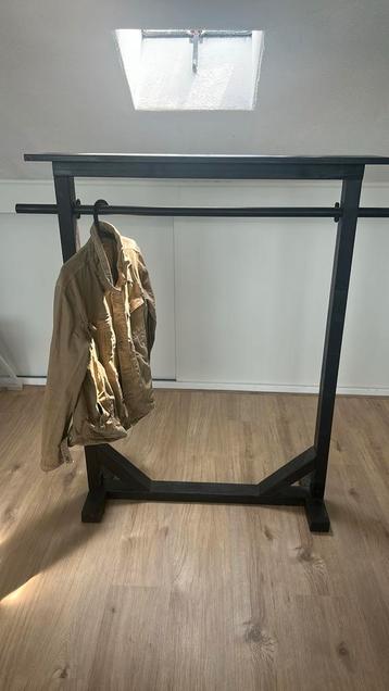 Kleding rek hout zwart beschikbaar voor biedingen