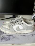 Nike Dunk Low Grijs maat 44, Kleding | Dames, Schoenen, Ophalen of Verzenden, Gedragen, Grijs, Sneakers of Gympen