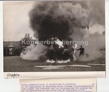 AJAX stadion brandblusoefening vliegtuig 1953 persfoto beschikbaar voor biedingen