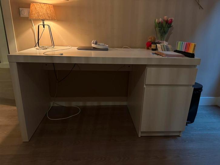 Malm bureau ikea wit, Huis en Inrichting, Bureaus, Zo goed als nieuw, Ophalen