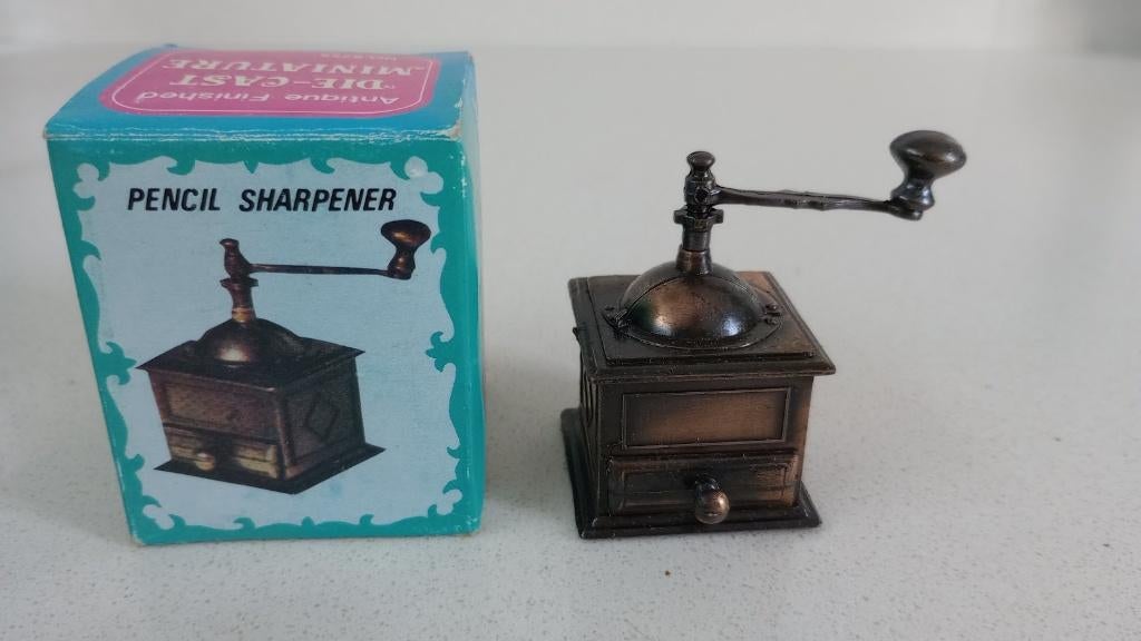 Puntenslijper : koffiemolen 8755 miniatuur + doosje, Ophalen, Huis en Inrichting