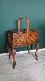 Antieke houten naaidoos op pootjes in zeer goede staat, Overige typen, Ophalen of Verzenden, Zo goed als nieuw, Minder dan 100 cm