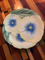 Grote schaal viooltjes 33 cm diameter reliëf, Schaal, Rond, Ophalen of Verzenden, Zo goed als nieuw