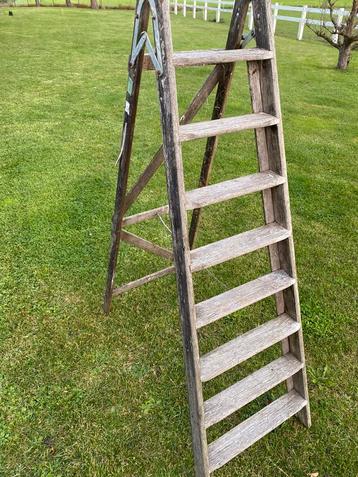 Oude houten schilderstrap / vintage beschikbaar voor biedingen