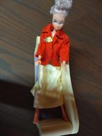 Elegante Barbie pop op canape, Ophalen of Verzenden, Zo goed als nieuw, Poppenhuis