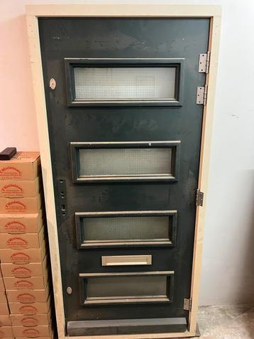 Nieuwe hard houten deur+ kozijn. beschikbaar voor biedingen