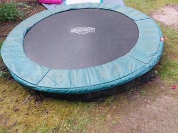 Berg trampoline om in te graven