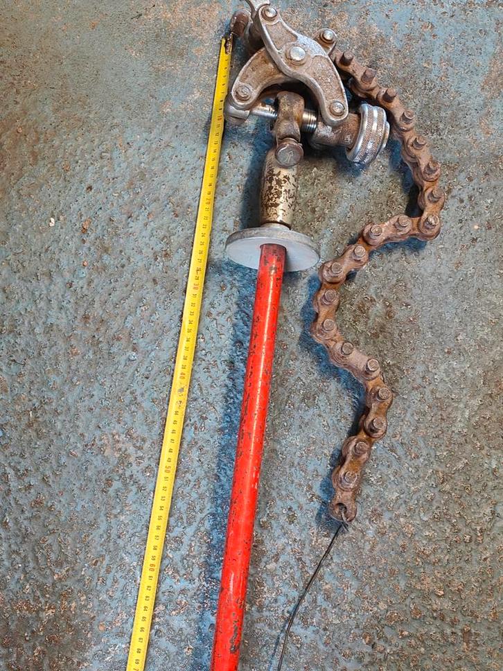 Oude kettingpijpsleutel met rode handgreep. Gebruikt maar fu, Antiek en Kunst, Antiek | Gereedschap en Instrumenten, Ophalen of Verzenden