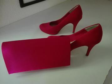 Dames pumps en bijpassende clutch beschikbaar voor biedingen