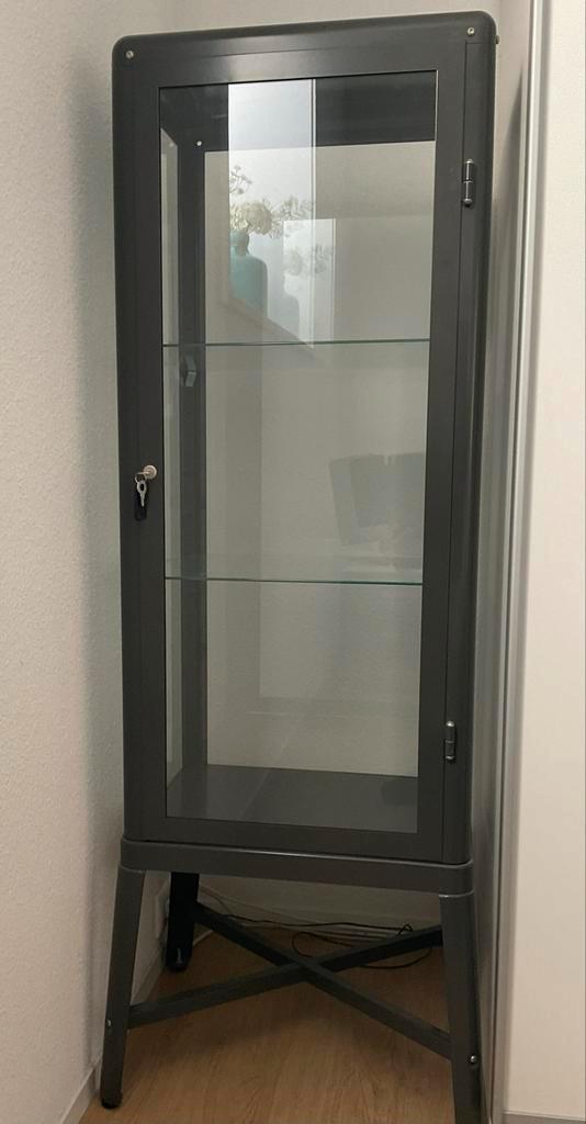 Ikea FABRIKÖR Vitrinekast - Als Nieuw!, Huis en Inrichting, Kasten | Vitrinekasten, Zo goed als nieuw, 150 tot 200 cm, 50 tot 100 cm