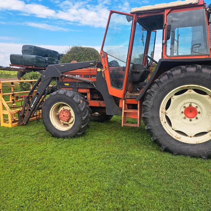 Renault 921-4 met voorlader en werk, Zakelijke goederen, Agrarisch | Onderdelen | Banden, Velgen en Assen, Ophalen