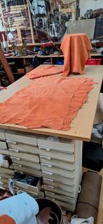Mooie grote suède kleding/voeringleer huiden 7,50 per huid, Leer of Kunstleer, Nieuw, Oranje, Ophalen of Verzenden