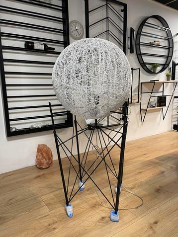 Lamp, vloerlamp, speciaal design, zwart gepoedercoat beschikbaar voor biedingen
