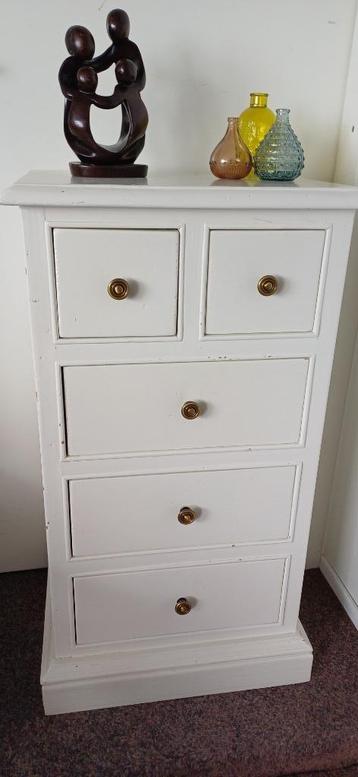 Mooi en stevig houten ladekast met koperen knoppen. beschikbaar voor biedingen