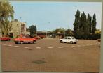 Maasbree - Dorpsplein - oude autos - Peugeot Renault Mini, Verzamelen, Ansichtkaarten | Nederland, Ophalen of Verzenden, 1960 tot 1980