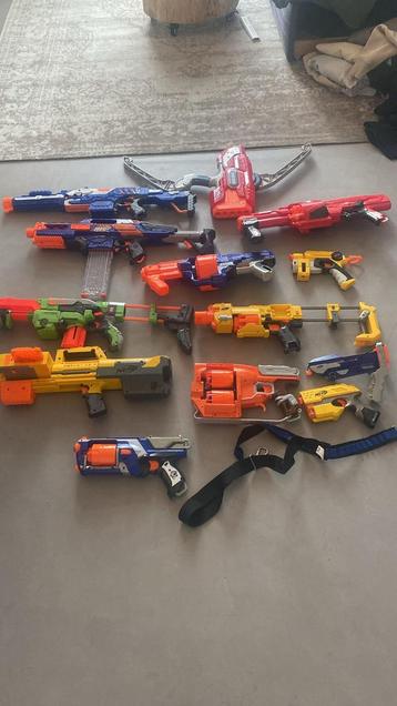 13 Nerf pistolen met pijltjes en accessoires