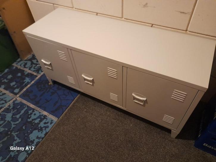 te koop leuk modern dressoir, Huis en Inrichting, Kasten | Dressoirs, Gebruikt, 100 tot 150 cm, 25 tot 50 cm, Met deur(en), Metaal