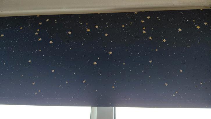 Rolgordijn met sterrenpatroon - Verschillende maten, Huis en Inrichting, Stoffering | Gordijnen en Lamellen, Gebruikt, 100 tot 150 cm