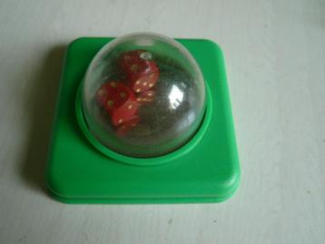 druk op de knop en de 2 kleine dobbelstenen verspringen beschikbaar voor biedingen