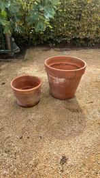 Twee terracotta bloempotten met schade, Tuin en Terras, Bloempotten, Rond, Ophalen of Verzenden, Zo goed als nieuw, Minder dan 40 cm