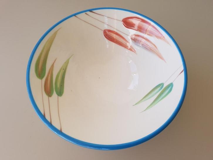 kom met tulpen decor, fruitschaal, schaaltje, handgemaakt, Huis en Inrichting, Keuken | Servies, Zo goed als nieuw, Kom(men), Overige stijlen