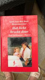 Groot letter boek; Het licht breekt door, Een lichtspoor 2, Boeken, Romans, Gelezen, Leni van der Ster-Bouwmeester, Ophalen of Verzenden