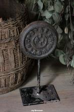 Gietijzeren munt op standaard, Www.jufbrocante.nl, Www.jufbrocante.nl, Nieuw, Ophalen of Verzenden