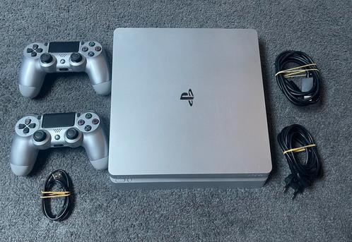 Sony PS4 Slim 500GB Zilver – Limited Edition + 2 Controllers, Spelcomputers en Games, Spelcomputers | Sony PlayStation 4, Zo goed als nieuw