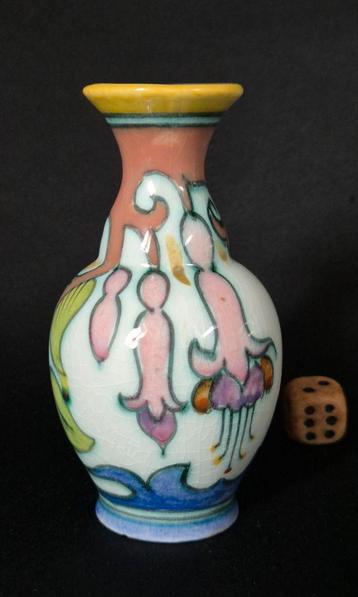 Goedewaagen Fuchsia vaasje beschikbaar voor biedingen