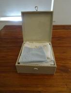 Vierkante stoffen doos met oude zakdoeken, Ophalen of Verzenden