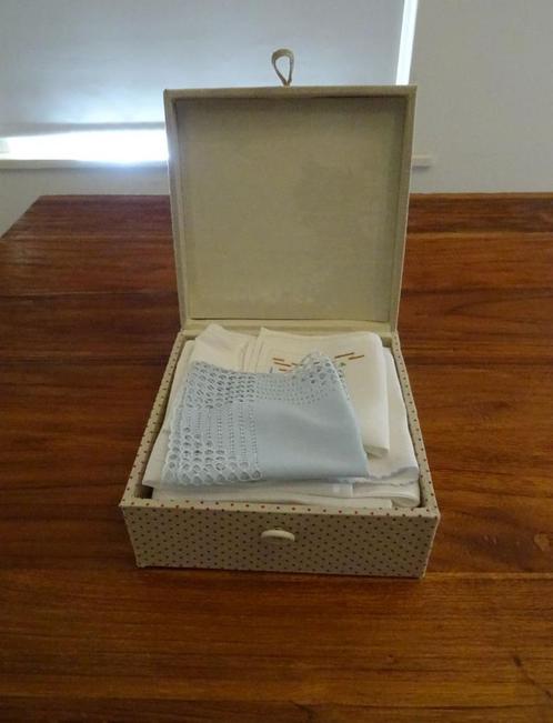 Vierkante stoffen doos met oude zakdoeken, Antiek en Kunst, Antiek | Kleden en Textiel, Ophalen of Verzenden