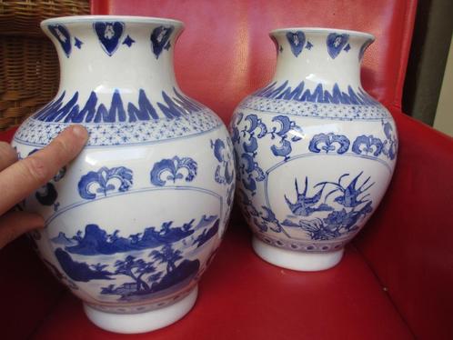 2x Chinees porceleinen vazen blauw wit vogels en landschap, Antiek en Kunst, Antiek | Porselein, Ophalen of Verzenden