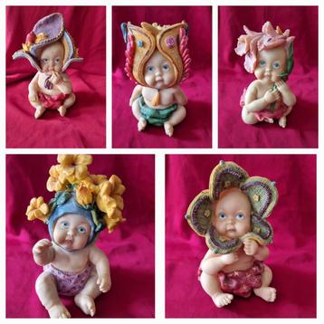 Schattige babybeeldjes met bloemenhoeden, Resin. beschikbaar voor biedingen