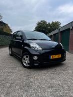 Daihatsu Sirion 1.3 AUT 2006 Zwart, Auto's, Daihatsu, Stof, Zwart, Zwart, 930 kg