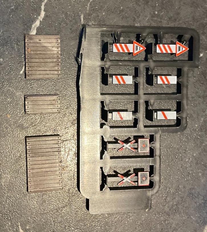 Landelijke spoorweg overgang met werkende signaal., Hobby en Vrije tijd, Modeltreinen | N-Spoor, Zo goed als nieuw, Gelijkstroom