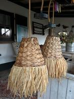 Twee rieten hanglampen met franjes, Huis en Inrichting, Lampen | Hanglampen, Ophalen of Verzenden, Gebruikt, Hout, 50 tot 75 cm