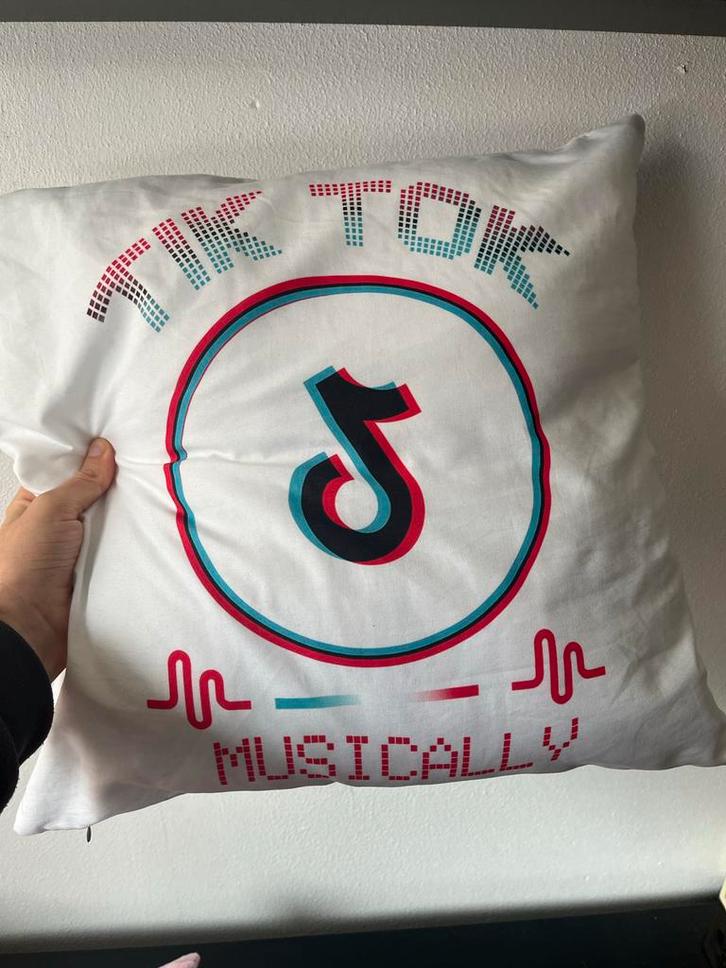 TikTok kussentje met oude logo Musically, Huis en Inrichting, Woonaccessoires | Kussens, Wit, Vierkant, Ophalen of Verzenden