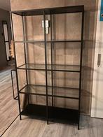Zwarte ikea kast met glasplaten erin, Ophalen, Zo goed als nieuw, 25 tot 50 cm, 50 tot 100 cm