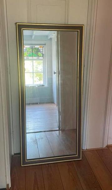 Grote spiegel. Vergulde rand  bladgoud beschikbaar voor biedingen