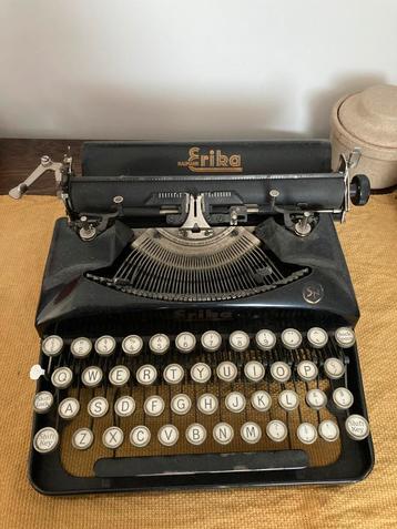 Vintage Erika Typewriter met koffer beschikbaar voor biedingen
