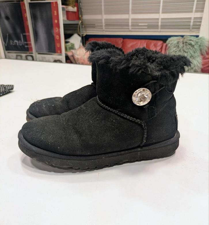 UGG Mini Bailey Button Bling Zwart - Maat 39, Kleding | Dames, Schoenen, Gedragen, Lage of Enkellaarzen, Zwart, Ophalen of Verzenden