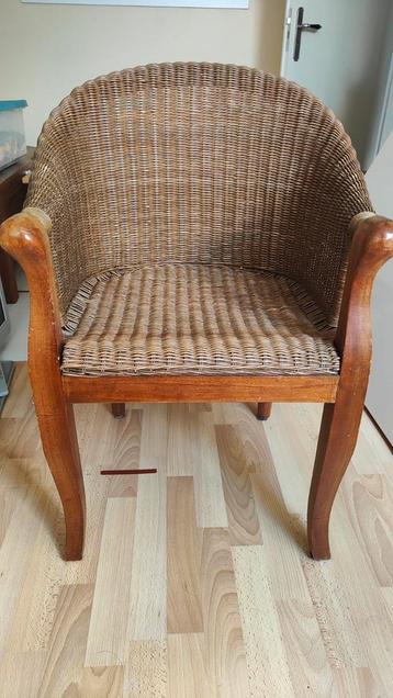 Vintage Rotan stoel met houten frame beschikbaar voor biedingen