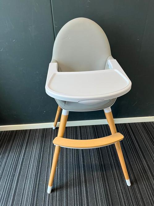 Nieuwe / outlet B-keuze kinderstoel hi chair, Kinderen en Baby's, Kinderstoelen, Nieuw, Meegroeistoel, Afneembaar eetblad, Gordel(s)