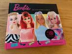 Barbie boek ‘50 Jaar Barbie in Beeld’ Jennie d’Amato 2009, Verzamelen, Ophalen of Verzenden, Zo goed als nieuw, Overige typen