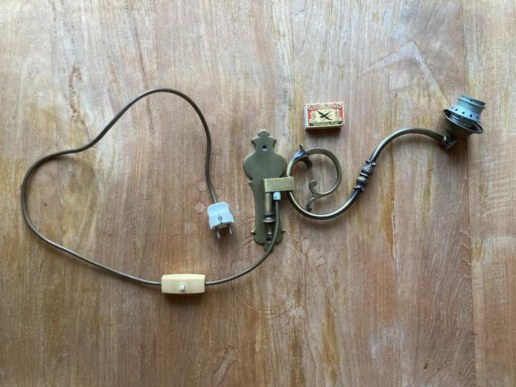 Ouderwets sierlijke koper wandarmatuur voor schemerlamp, Antiek en Kunst, Antiek | Lampen, Ophalen of Verzenden